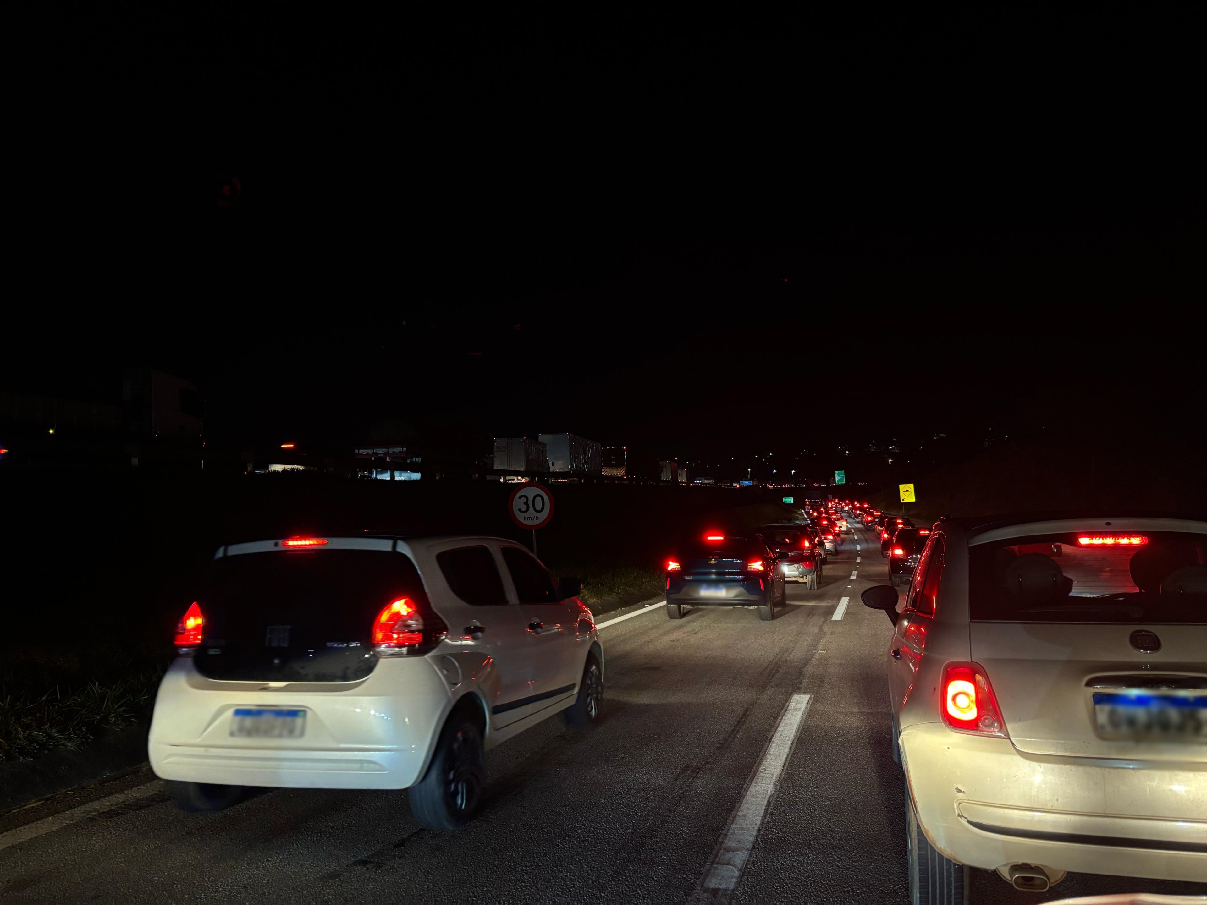 Atropelamento de ciclista provoca congestionamento na rodovia Raposo Tavares em Sorocaba 