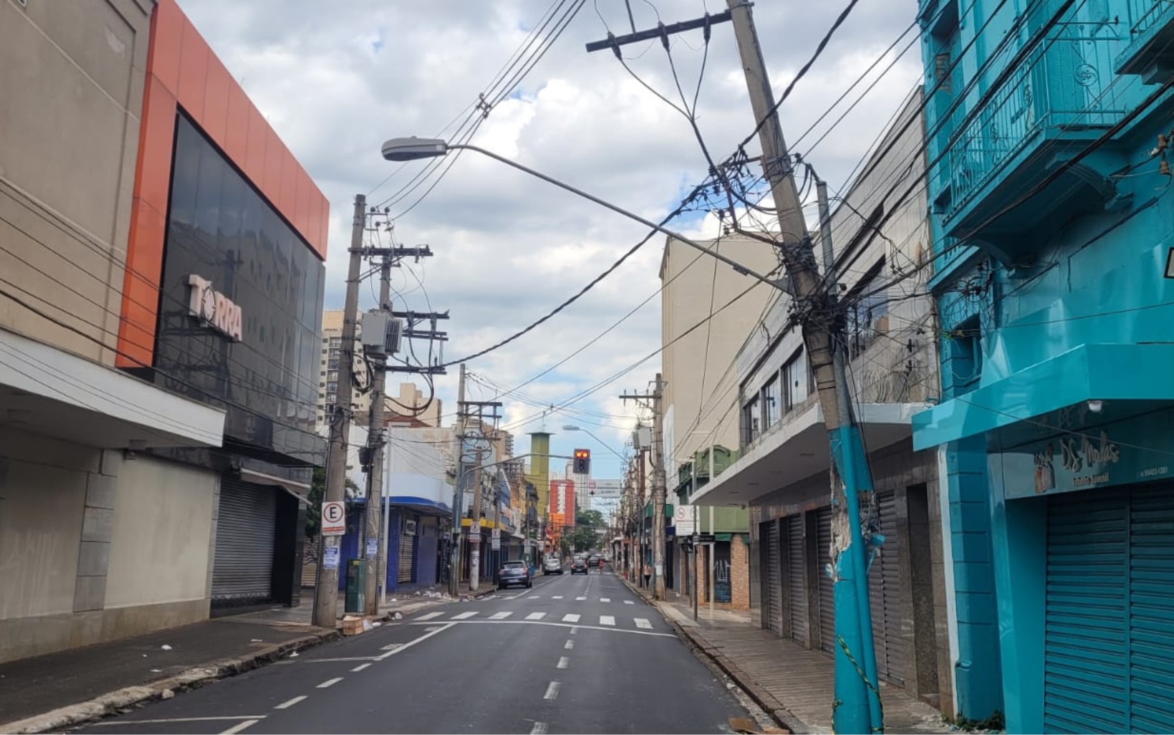 Poste parte ao meio após acidente com ônibus e rua do Centro de Ribeirão Preto, SP, fica interditada 