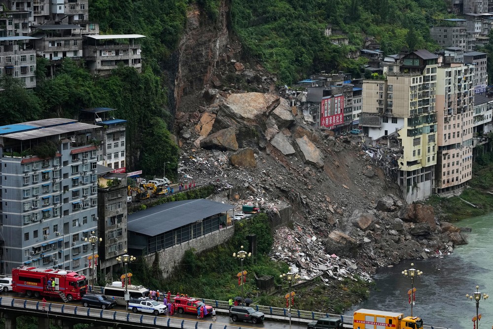 Deslizamento de terra em Chongqing deixa oito mortos e 34 desaparecidos na China