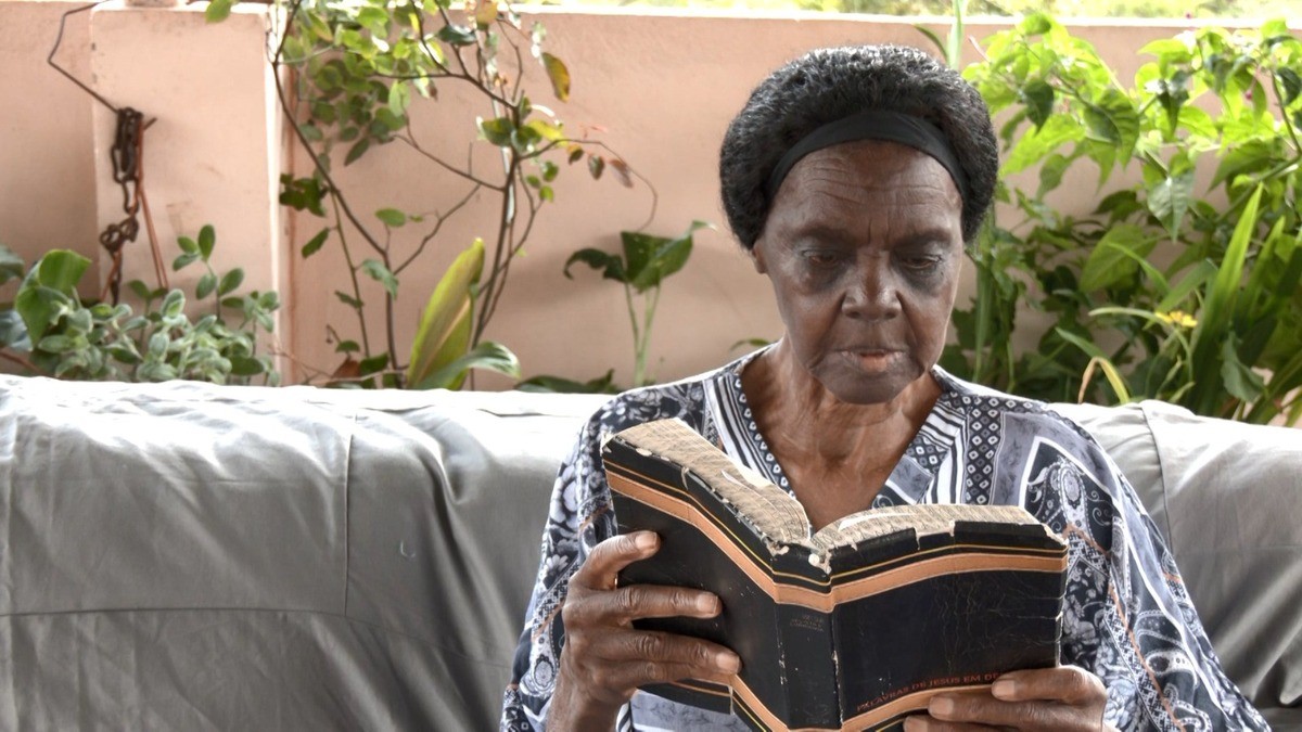 Aos 88 anos, idosa que tinha o sonho de ler a Bíblia é alfabetizada: 'Melhor coisa que procurei na vida foi o estudo'