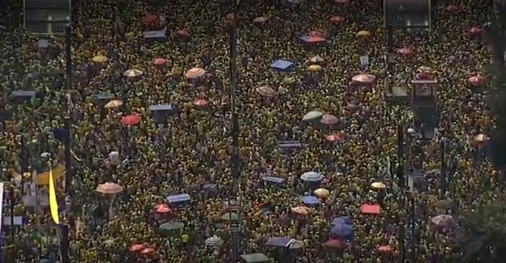 Apoiadores de Jair Bolsonaro se reúnem na Avenida Paulista em manifestação convocada pelo ex-presidente para este domingo (25). — Foto: g1