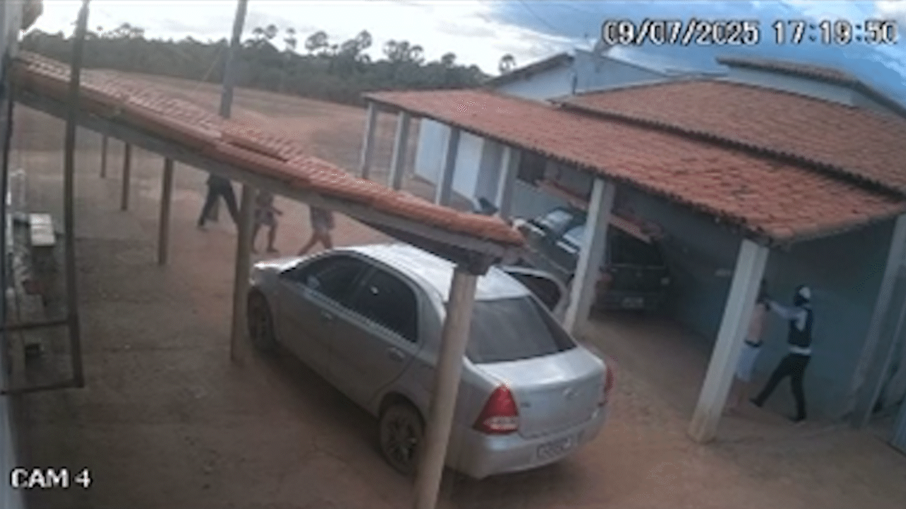 Vídeo: criminosos armados invadem mercadinho e casa de proprietário no Norte do Piauí; grupo roubou R$ 5 mil