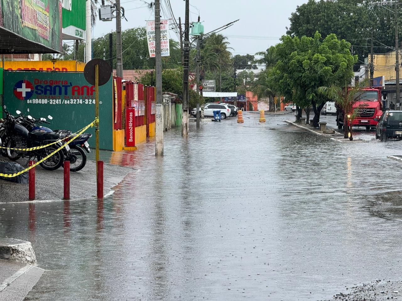 Enxurradas, alagamentos, comércios invadidos: chuva causa transtornos no RN