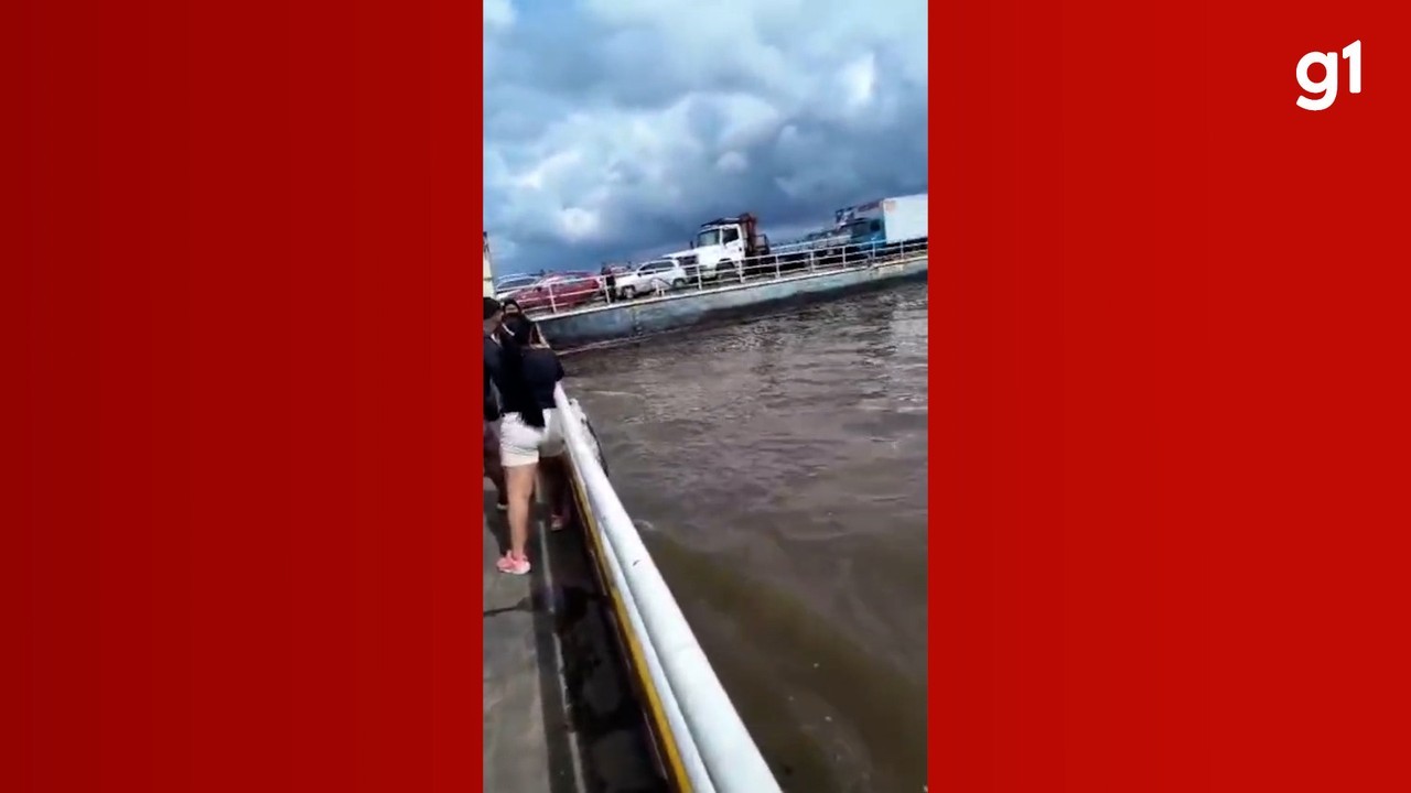 VÍDEO: Duas balsas colidem no Encontro das Águas, em Manaus