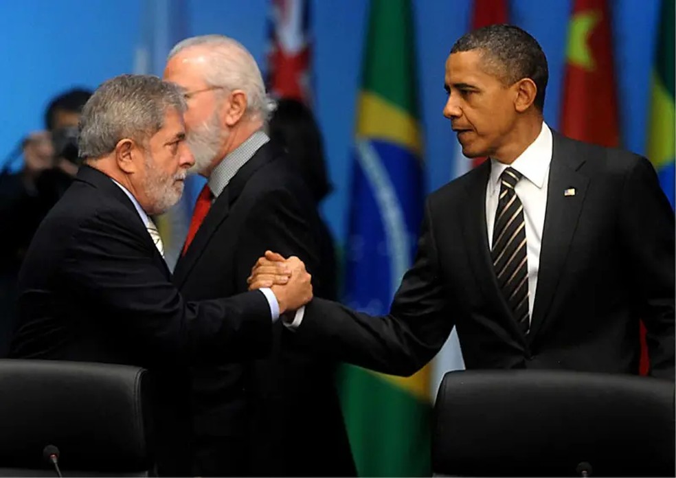 Em imagem de arquivo, o presidente Lula cumprimenta o ex-presidente dos EUA Barack Obama. — Foto: Presidência da República/ divulgação