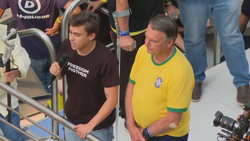 O deputado federal Nikolas Ferreira (PL-MG) e o ex-presidente Jair Bolsonaro em palco de ato do 7 de Setembro na Avenida Paulista — Foto: Reprodução/TV Globo