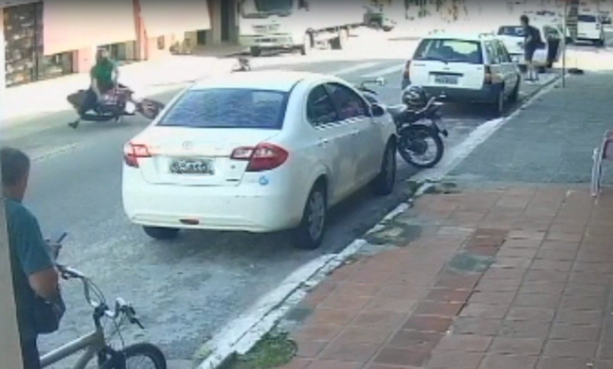 VÍDEO: Criança é atropelada por moto ao tentar atravessar faixa de pedestres em Natal