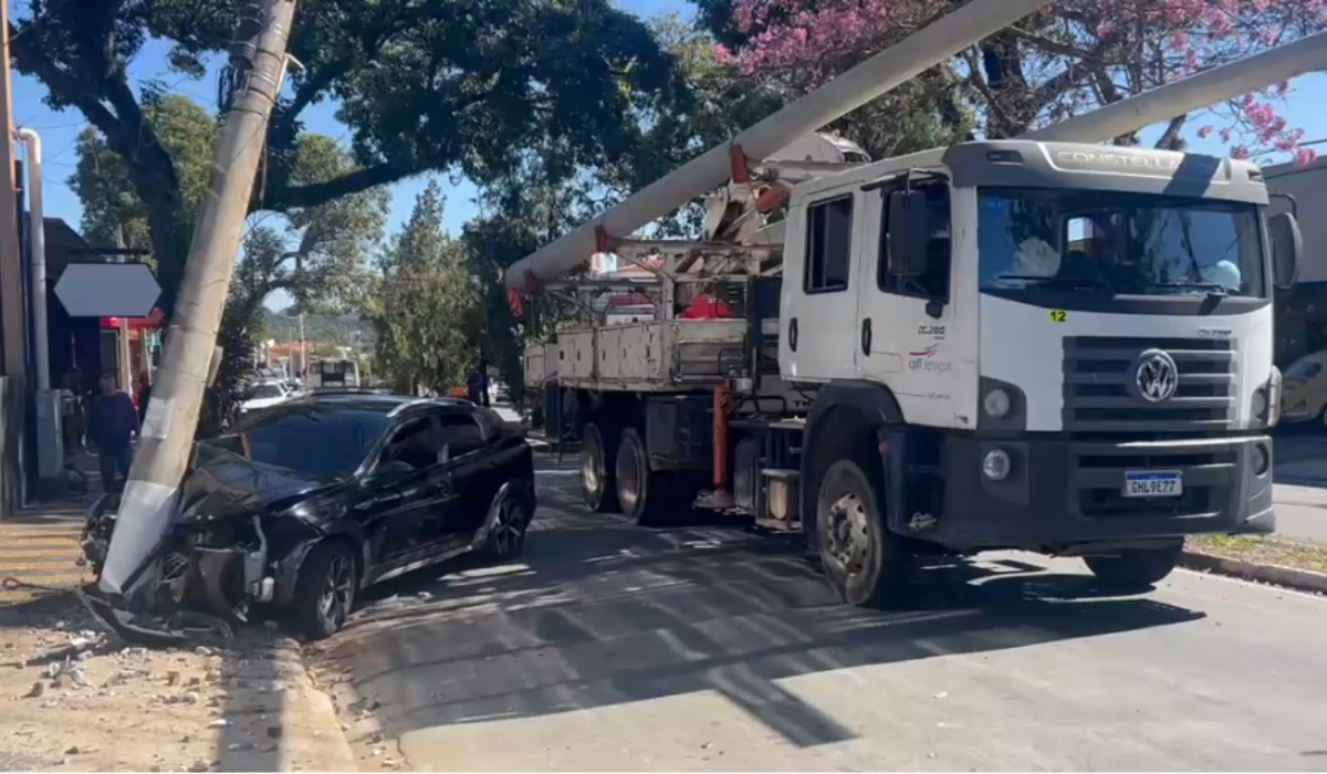 Motorista bate carro em poste após perder o controle e interdita avenida em Valinhos 