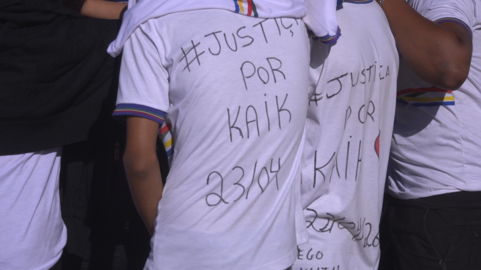 Amigos e familiares protestam por justiça após morte de estudante em Petrolina