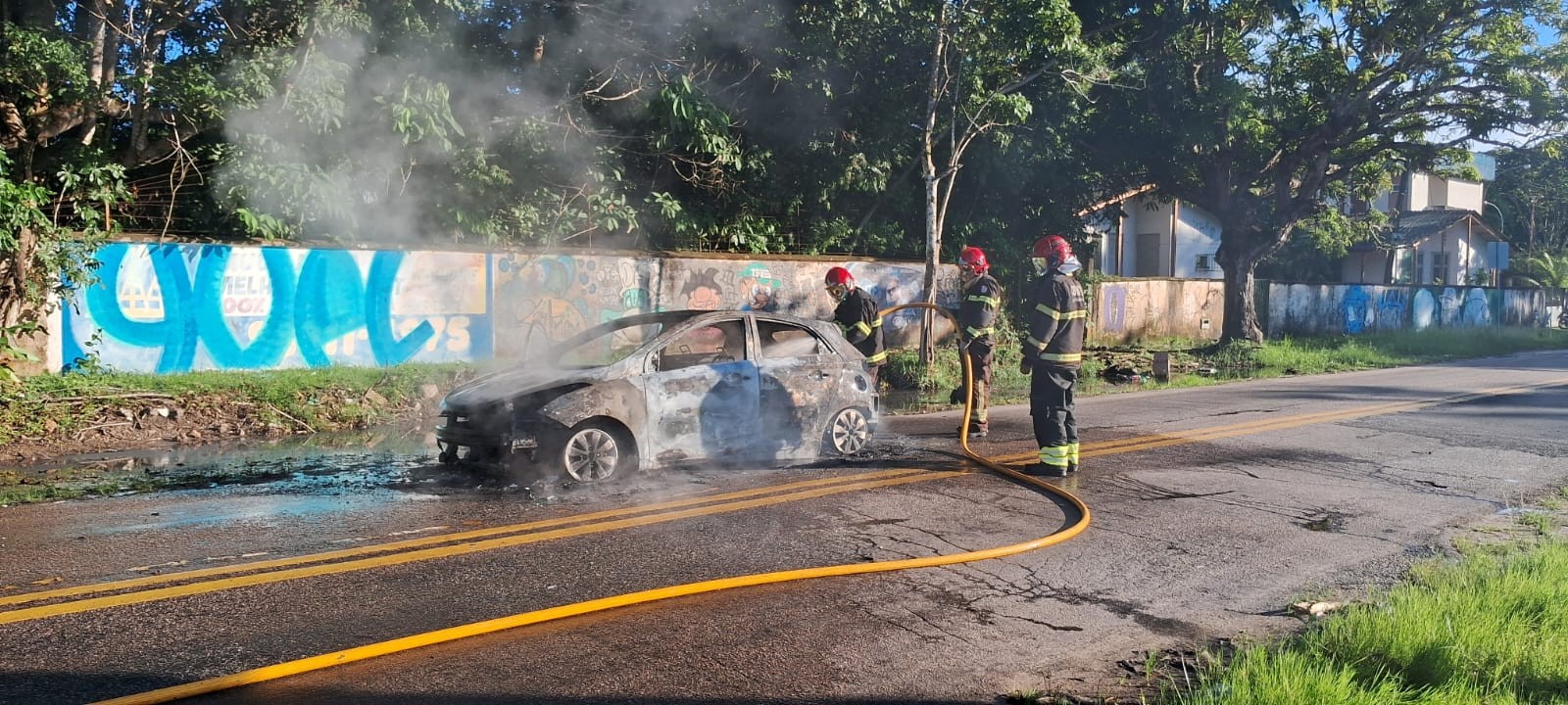 Carro tem perda total após pegar fogo na Avenida Beira-Mar, em Mosqueiro, ilha de Belém