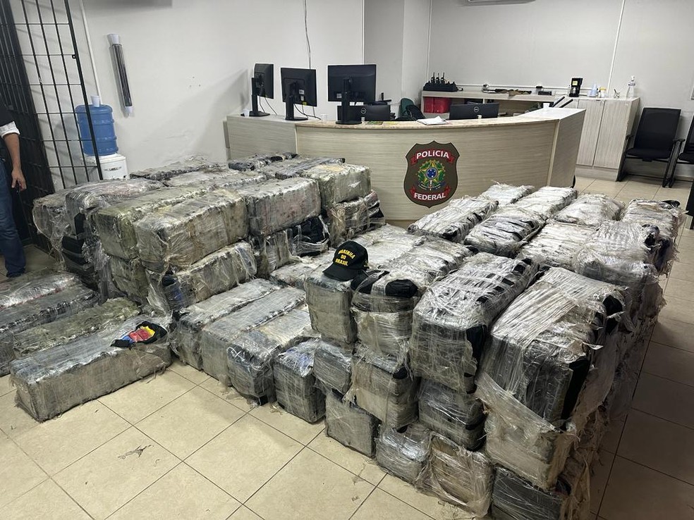 Imagem mostra 3,6 toneladas de cocaína apreendidas em operação conjunta da Marinha Brasileira e da Polícia Federal em alto-mar a 33 quilômetros do litoral de Pernambuco. — Foto: Divulgação/Polícia Federal
