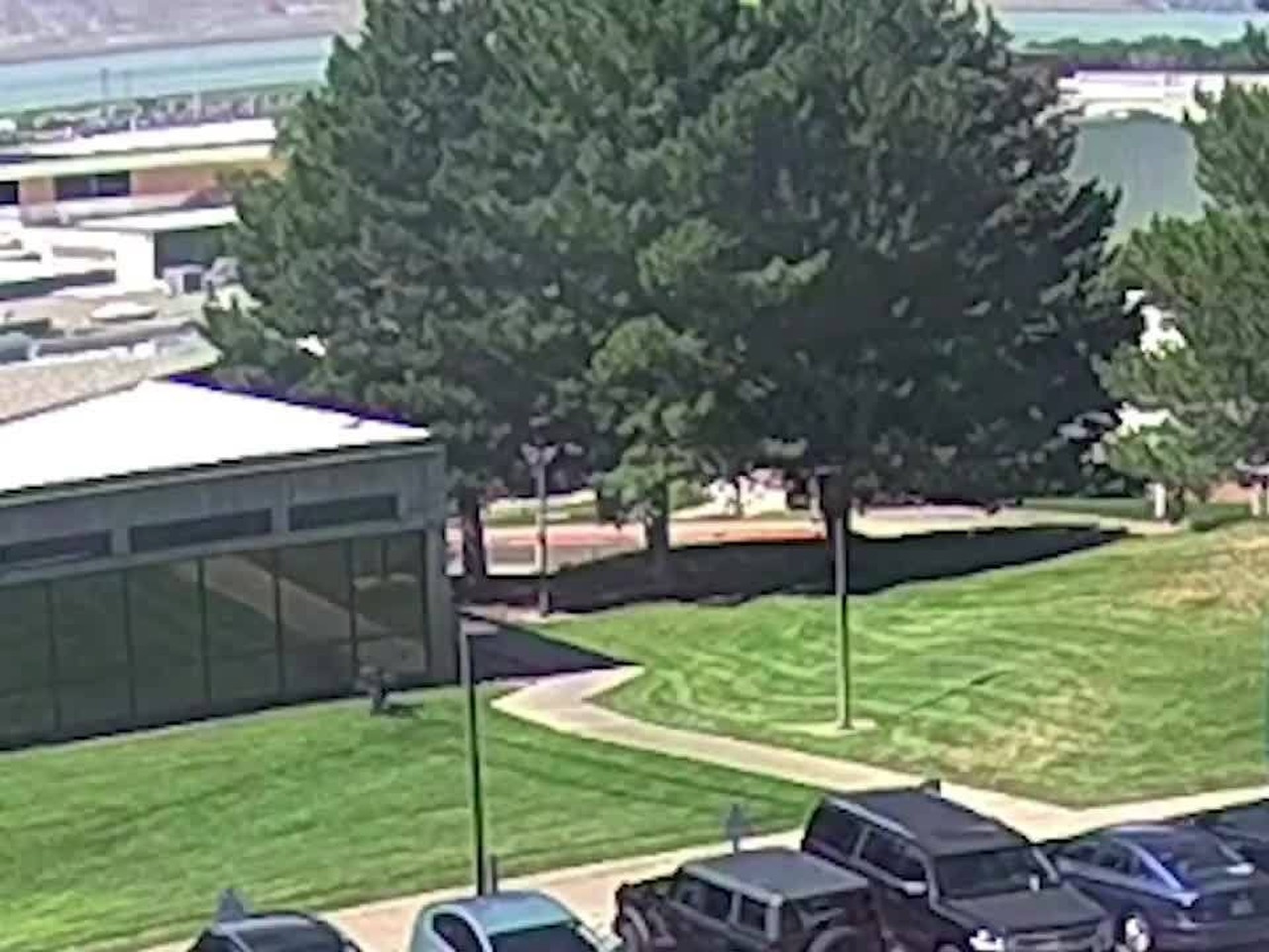VÍDEO mostra suspeito de matar Charlie Kirk fugindo após pular de telhado de universidade