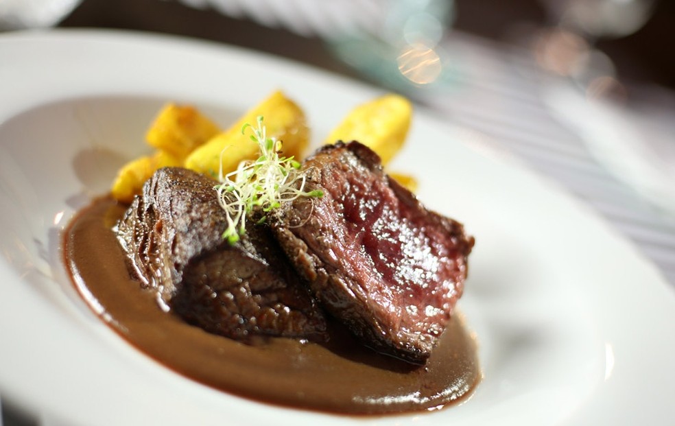 Filé Mignon ao Molho Robert com batata à dorê — Foto: Divulgação