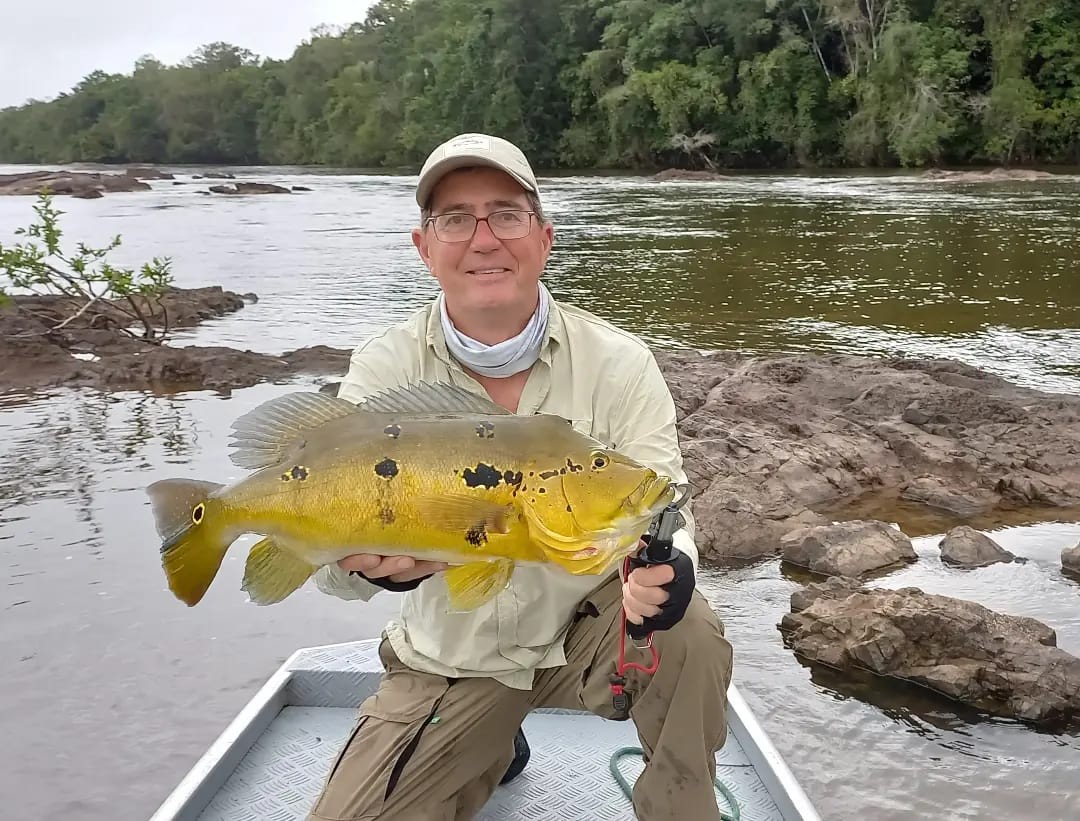 Pescador transforma rotina em rios e matas em imagens, desenhos e descobertas