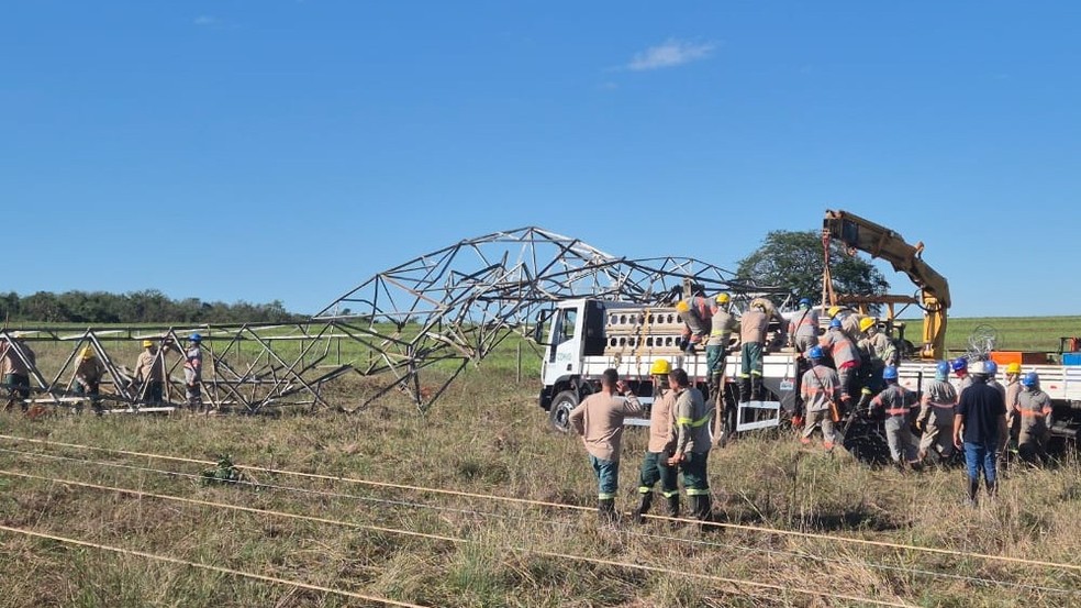 Vendaval derrubou sete torres na zona rural da cidade do Prata — Foto: Cemig/Divulgação