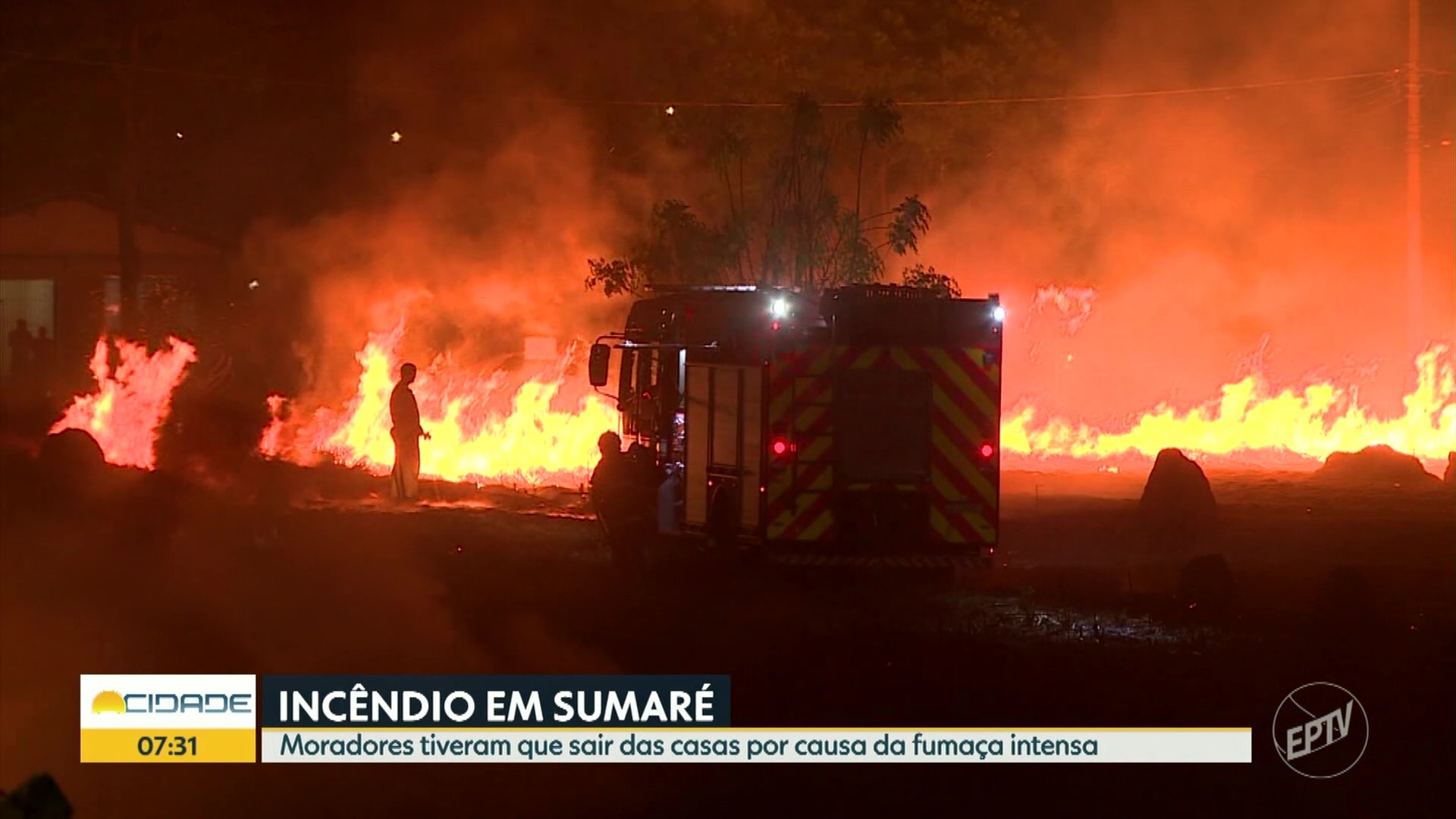 Terreno em Sumaré pega fogo e fumaça intensa faz moradores deixarem casas próximas ao local