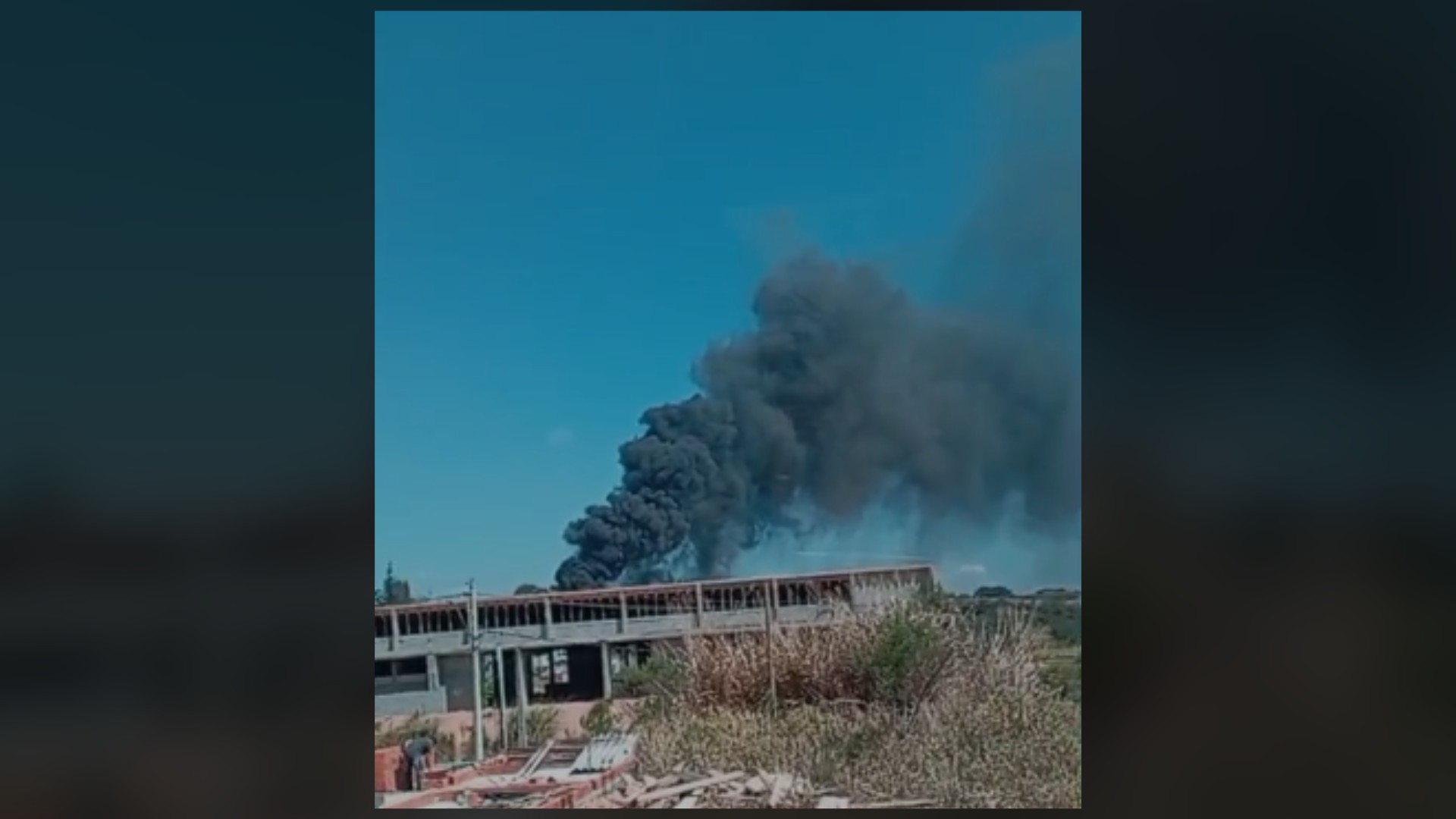 Incêndio atinge garagem de empresa de ônibus em Araçariguama; 12 veículos foram destruídos