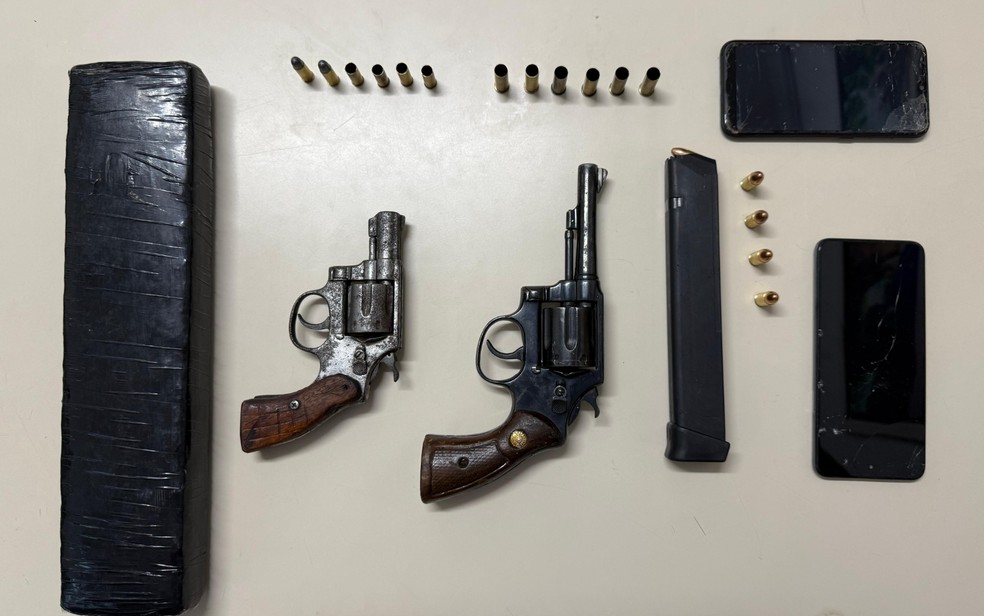 Armas e droga foram apreendidas após confronto com policiais militares em Serrinha — Foto: Polícia Militar