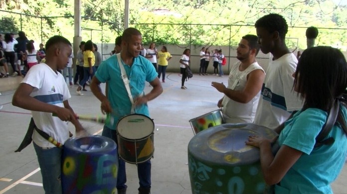 G1 - Professor cria jogos educativos com material reciclável em