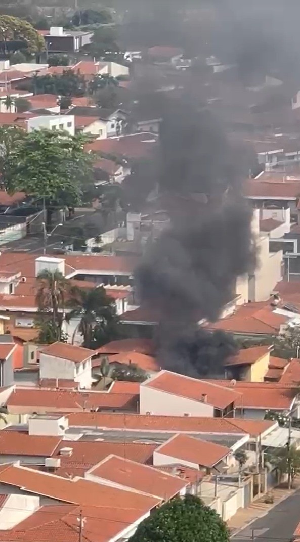 VÍDEO: incêndio atinge casa e fumaça preta chama atenção de moradores do Taquaral, em Campinas