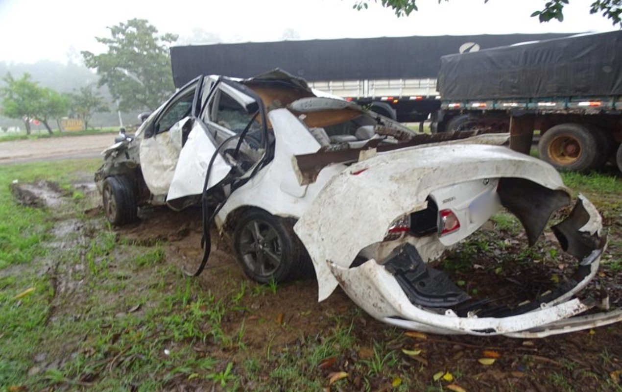 Carro bate contra árvore e deixa pessoa ferida em rodovia de Itaporanga