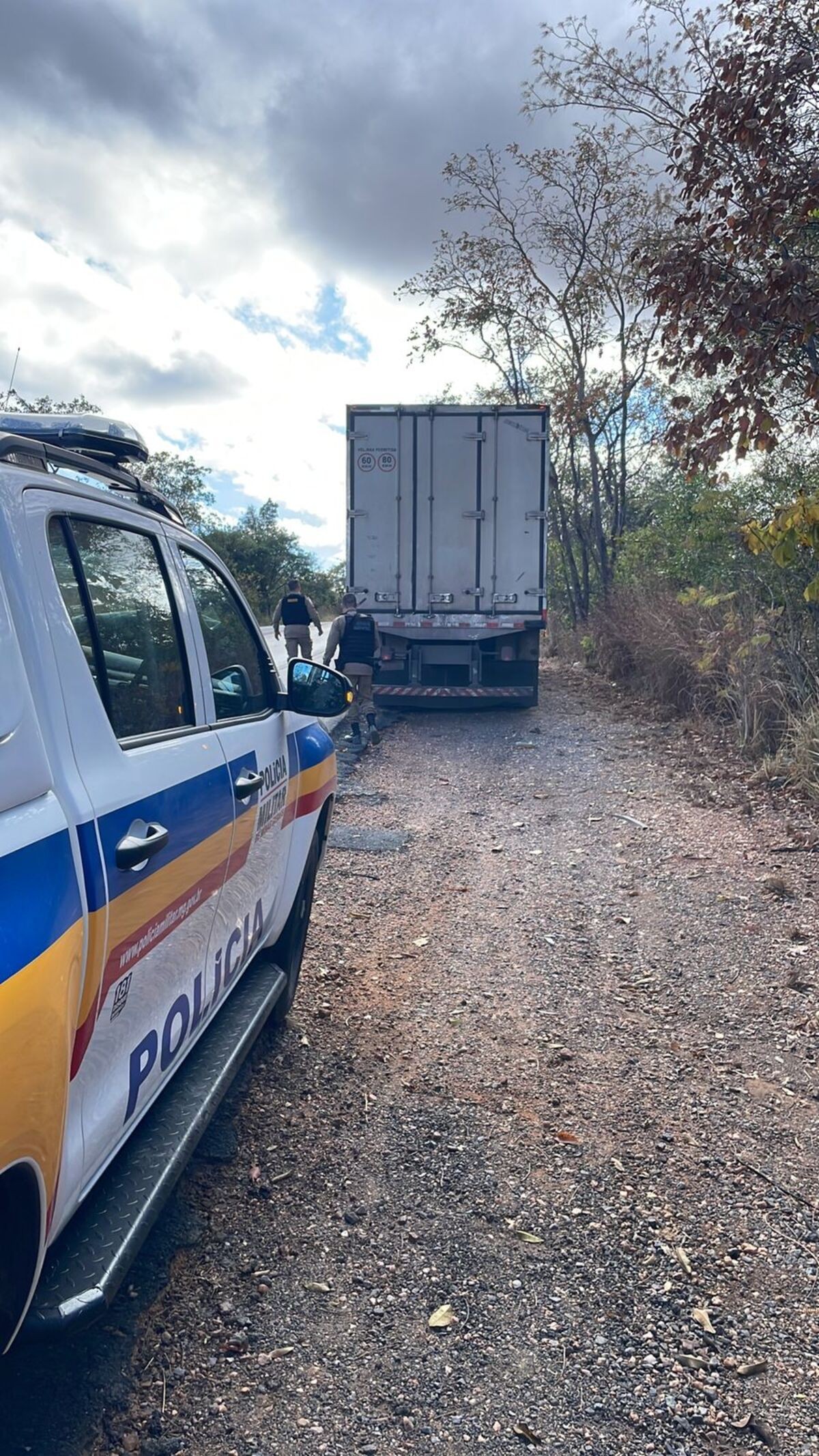 Perseguição policial termina com caminhão furtado em Contagem recuperado em Bocaiuva