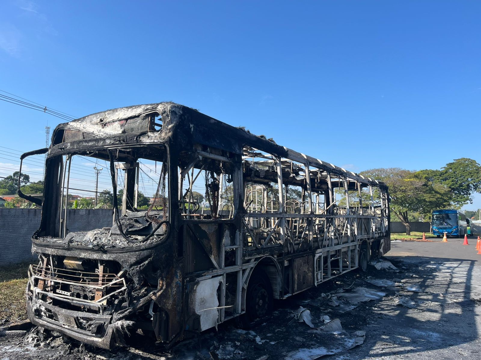 VÍDEO: ônibus pega fogo dentro do campus da Unesp em Botucatu