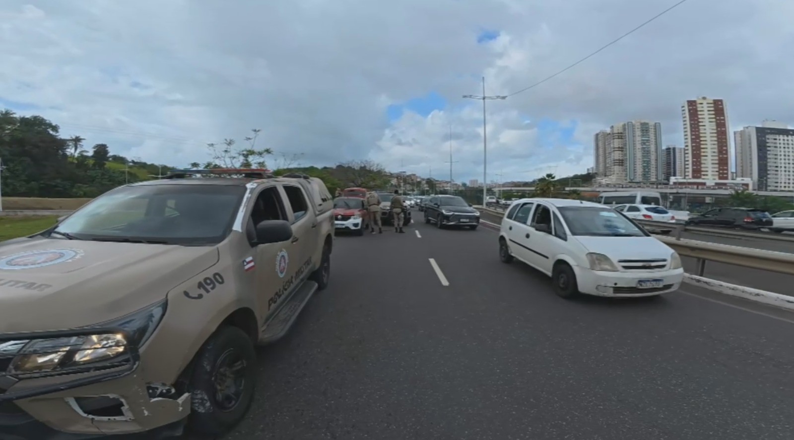Três suspeitos são baleados após troca de tiros com policiais em uma das principais avenidas de Salvador