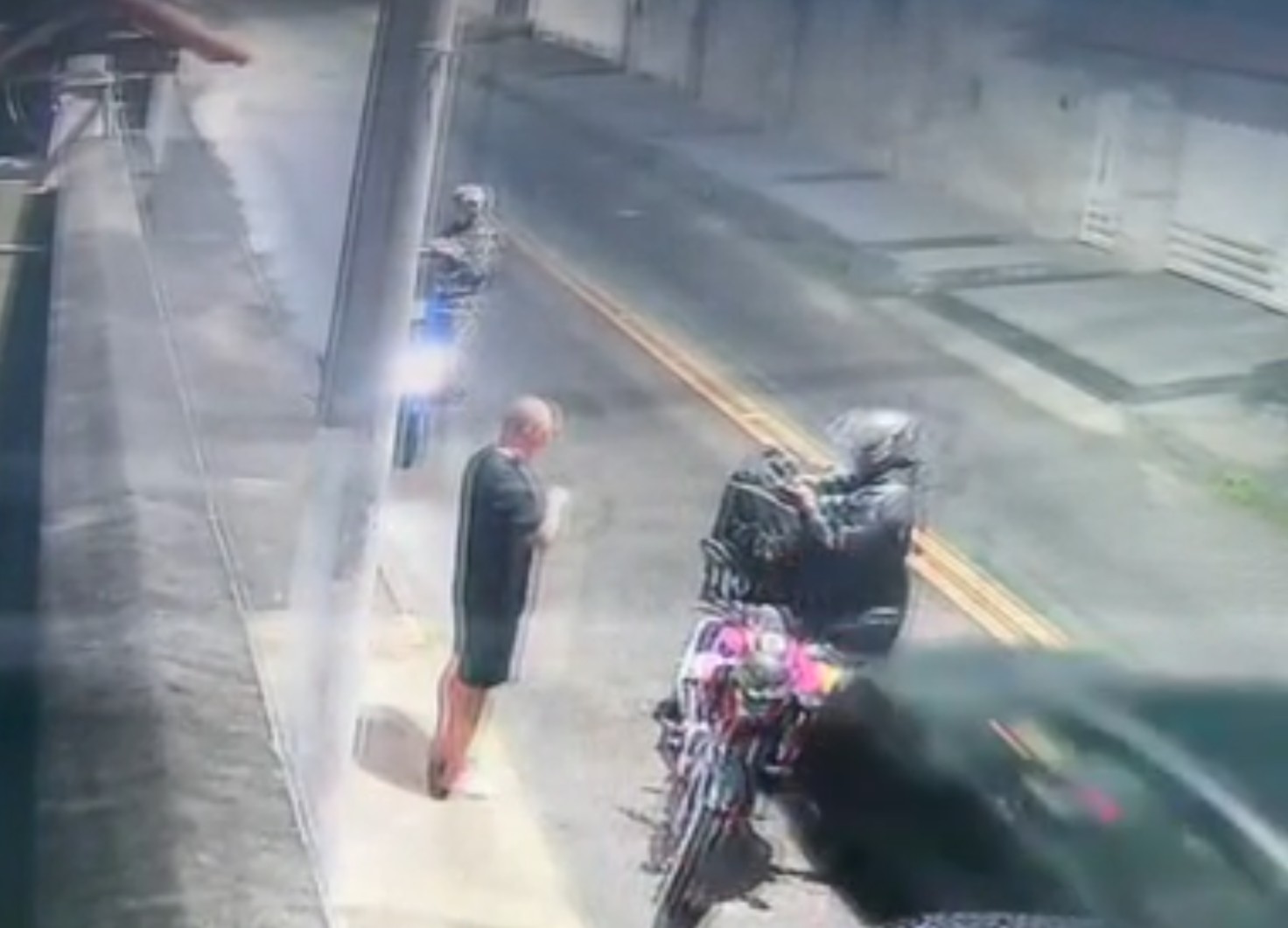 Carro invade a contramão e atropela motoboy durante entrega de pizza ao cliente em Saquarema; VÍDEO