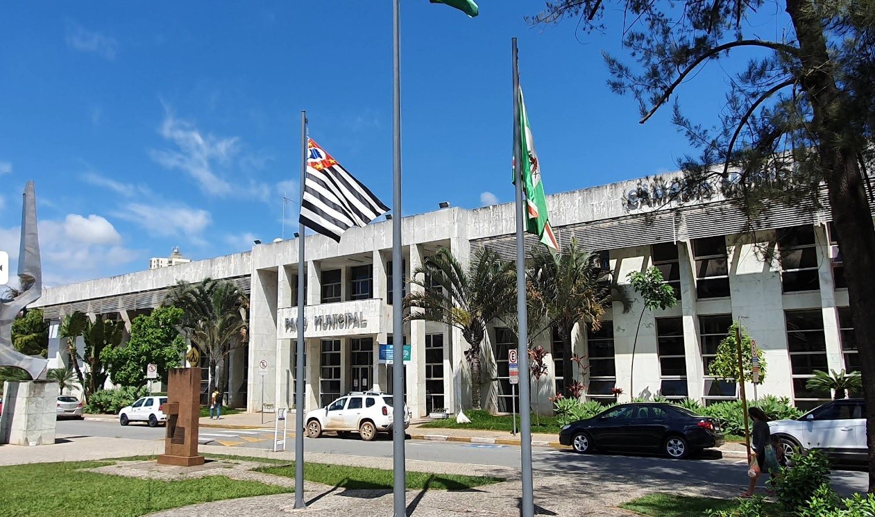 Mulher diz ter sido 'peitada' pelo prefeito de Campo Limpo Paulista e registra boletim de ocorrência