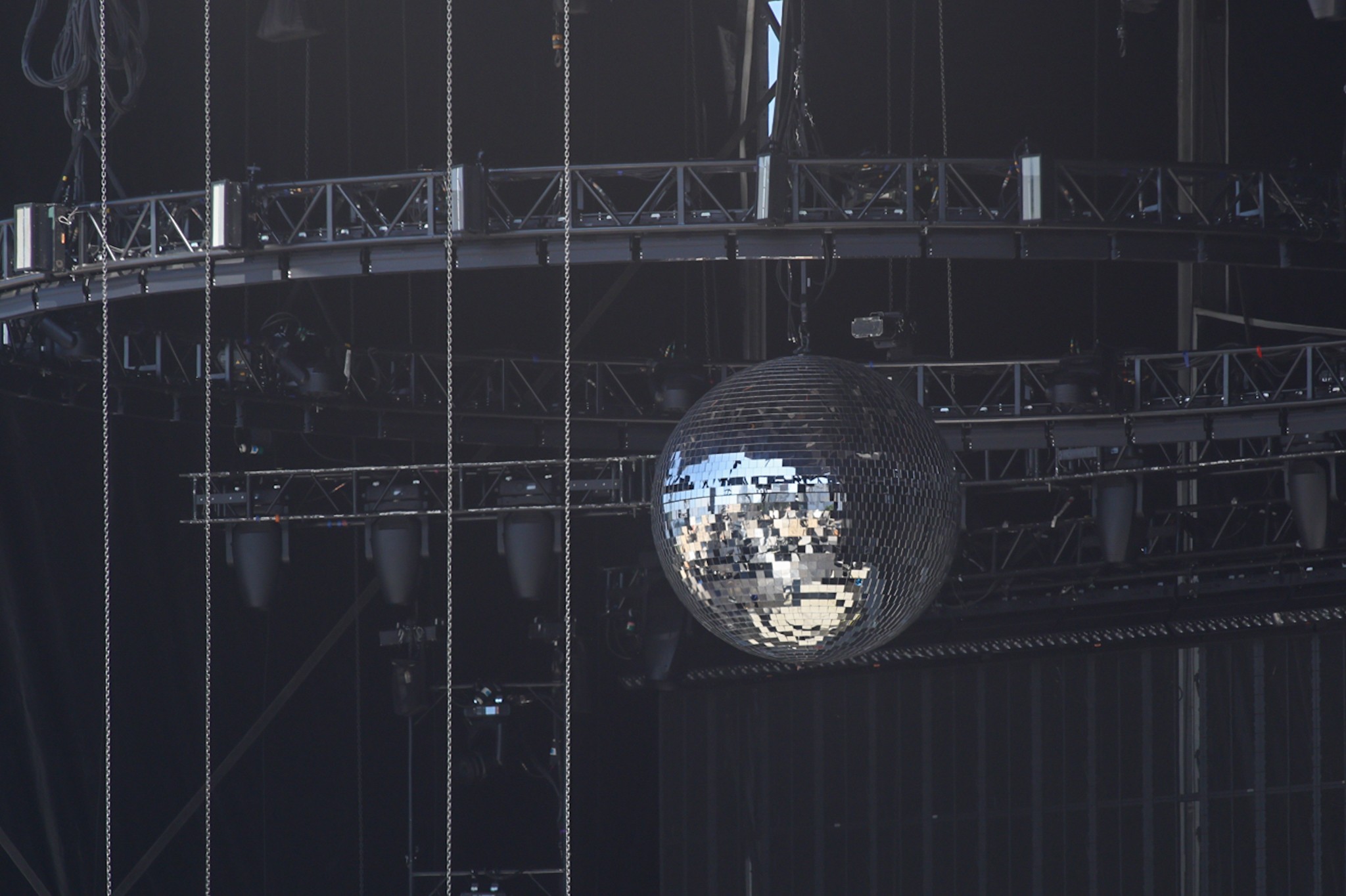 VÍDEO: teste de luz para show da Madonna revela imenso globo espelhado