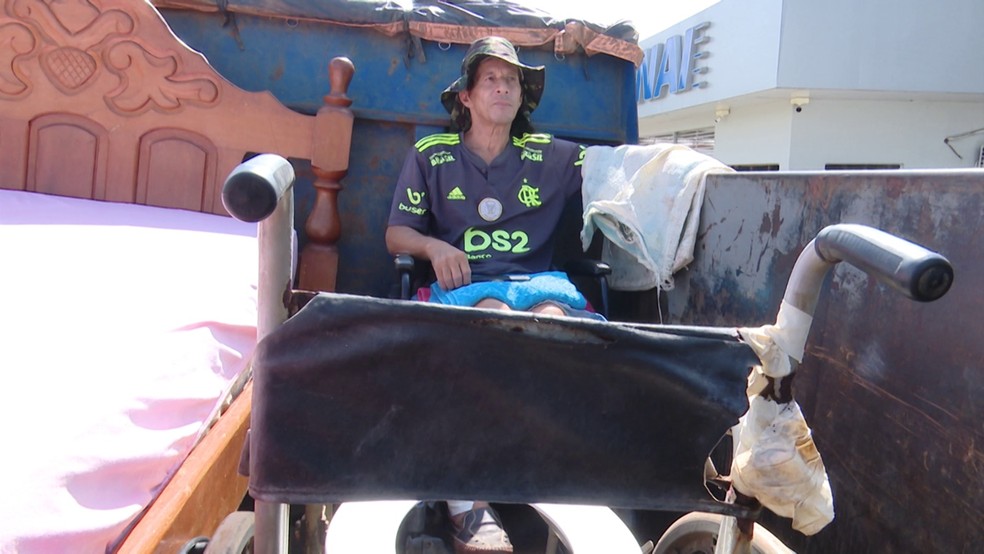 Aposentado Antônio de Melo é cadeirante e teve que pedir resgate — Foto: Reprodução Rede Amazônica