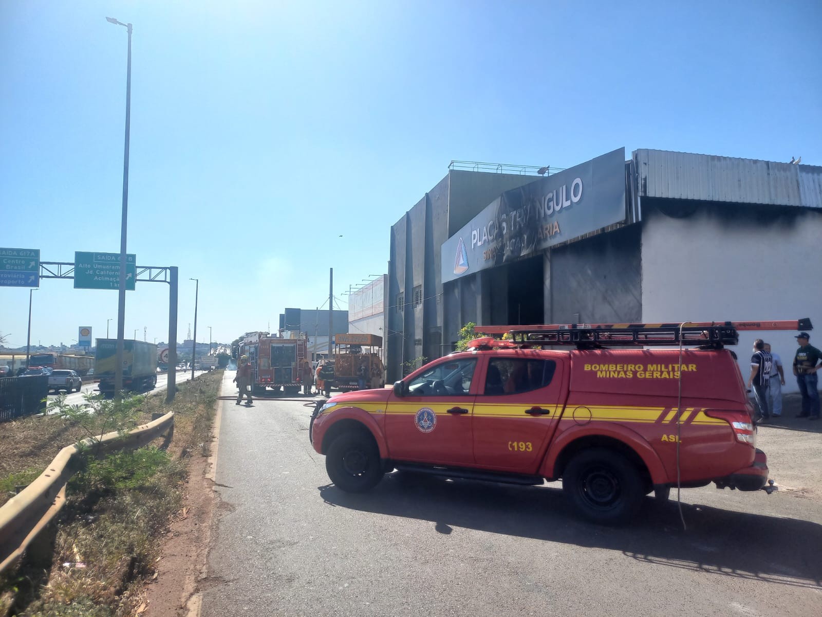 VÍDEO: Galpão pega fogo no Bairro Custódio Pereira em Uberlândia