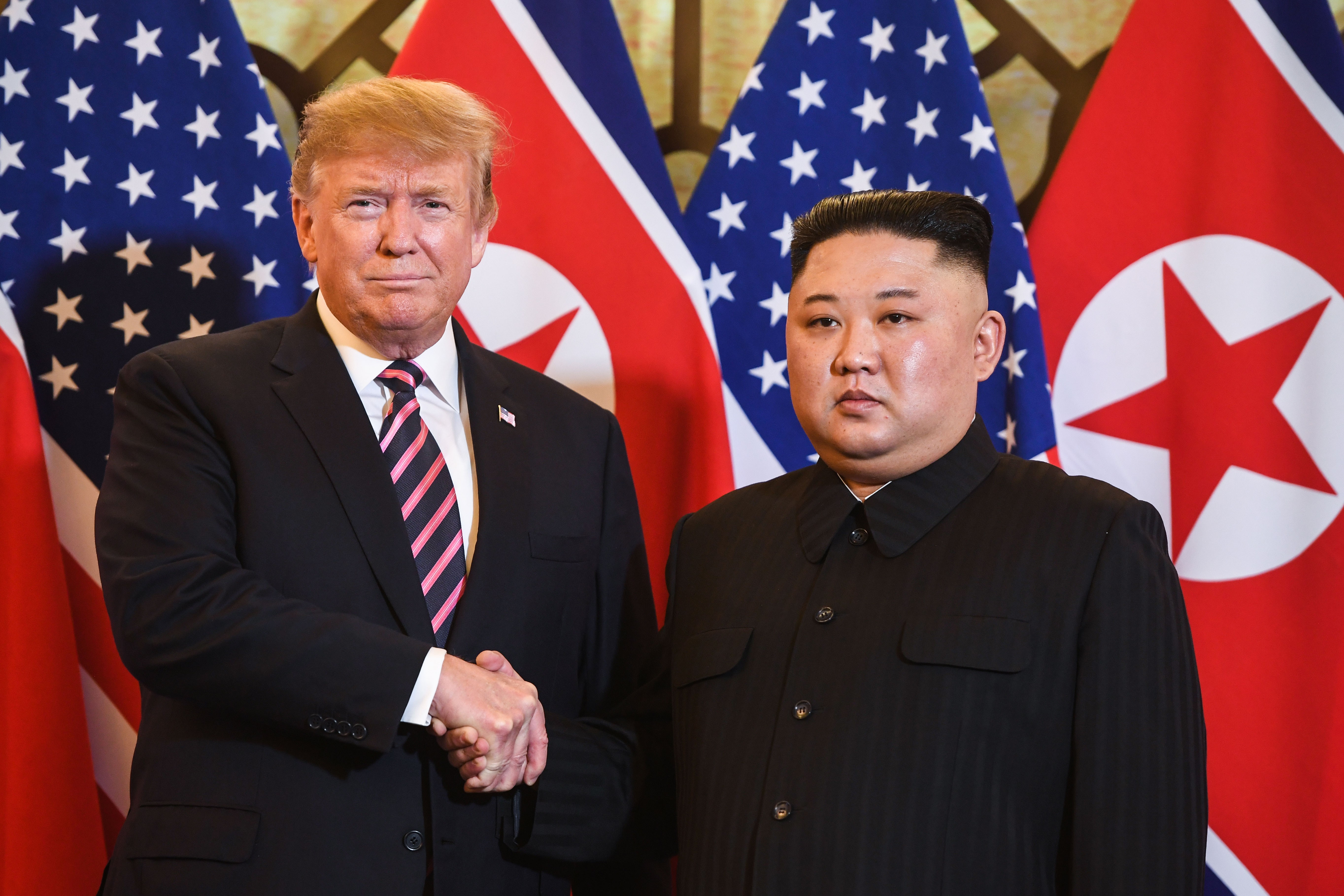 Trump tenta costurar encontro com Kim Jong-un para negociar acordo nuclear, diz jornal