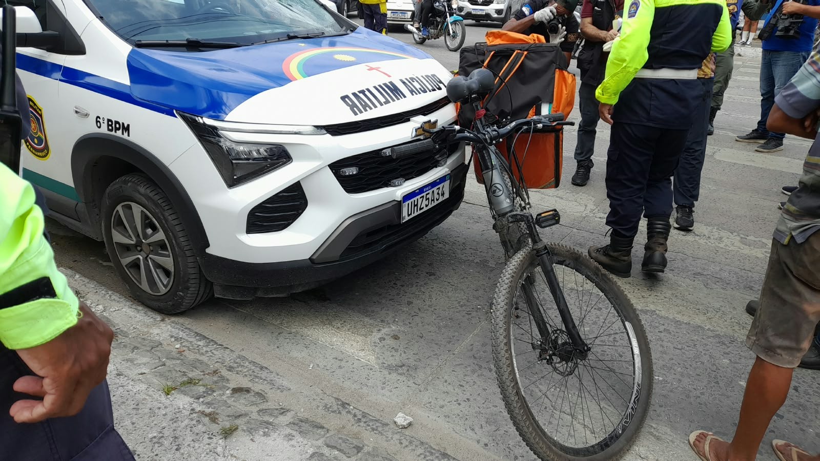 Ciclista morre atropelado por viatura da Polícia Militar em avenida do Recife