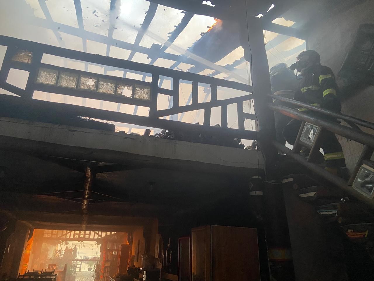 Incêndio destrói restaurante e mobiliza bombeiros em São Sebastião, SP