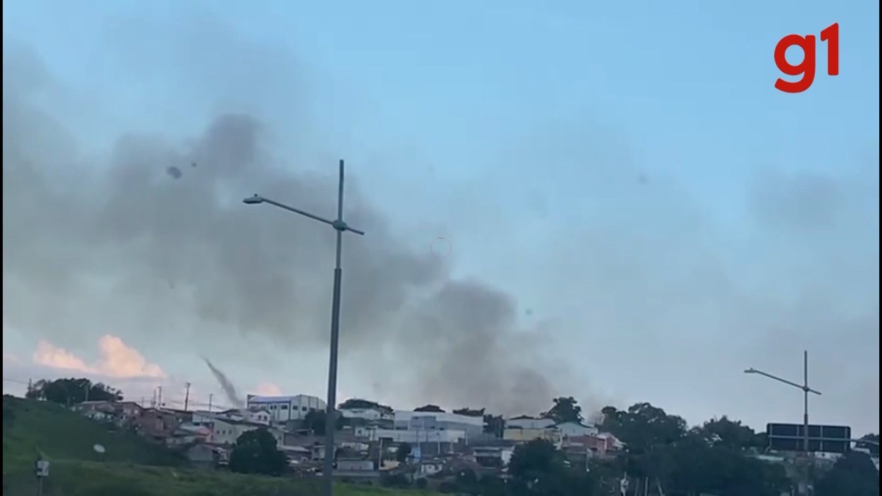 Incêndio atinge área do DCTA, em São José dos Campos