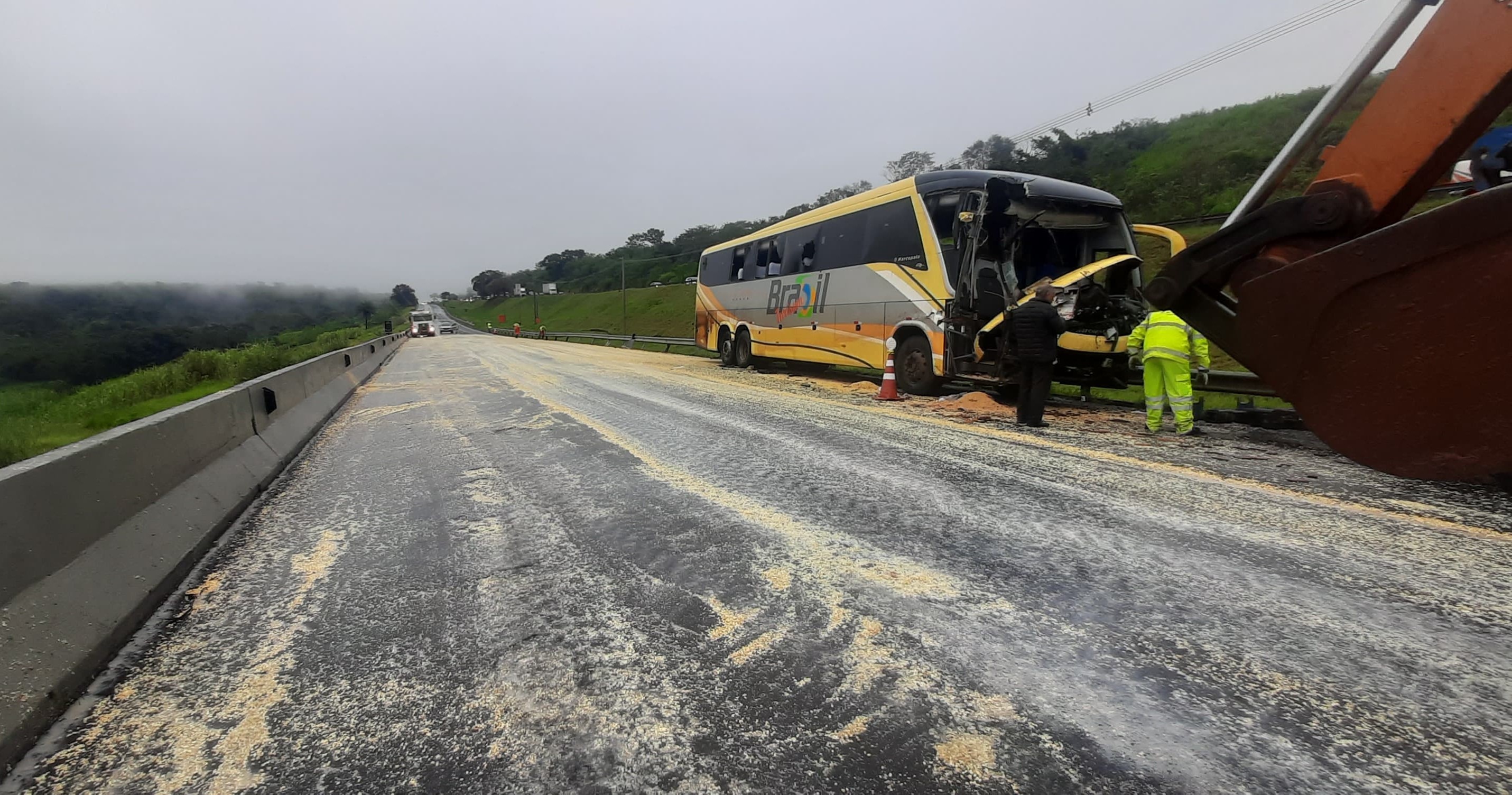Acidente entre ônibus e carreta deixa 1 morto na SP-330 em Santa Rita do Passa Quatro; rodovia está interditada sentido capital