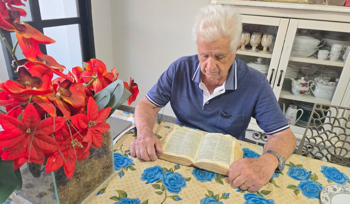 Dia da Bíblia: aos 84 anos, idoso diz ter lido o livro sagrado 94 vezes no interior de SP
