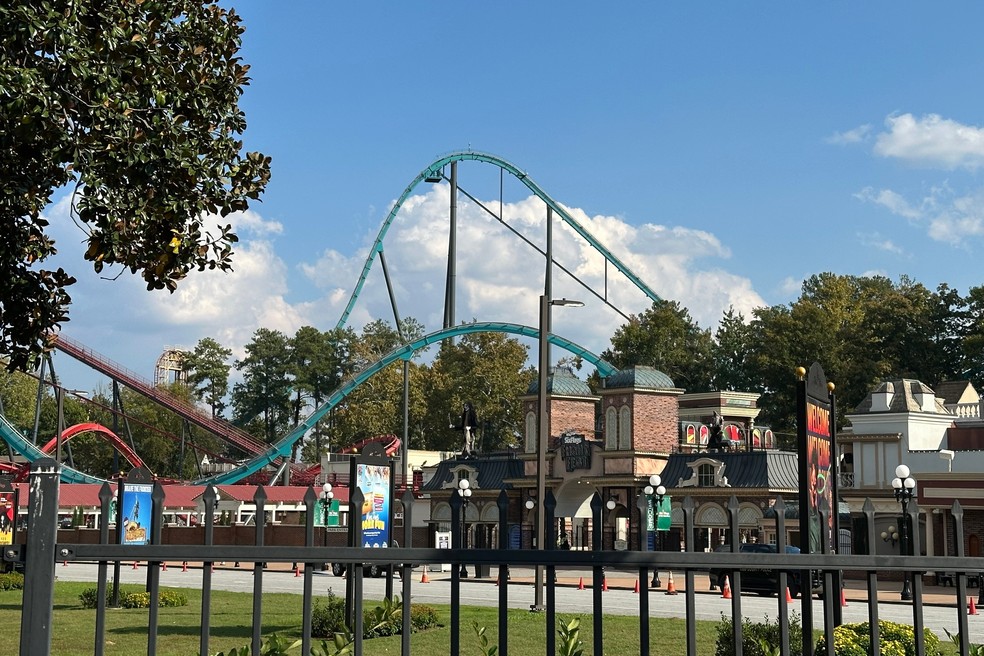 Entrada do parque Six Flags Over Georgia em foto de arquivo de 16 de outubro de 2026. — Foto: Kate Brumback/AP