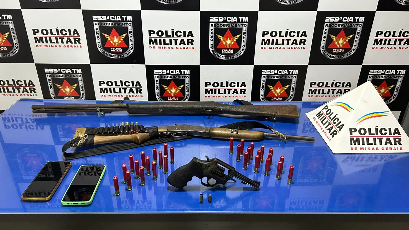 Armas e munições são apreendidas em Buritizeiro; revólver roubado de usina fotovoltaica foi encontrado