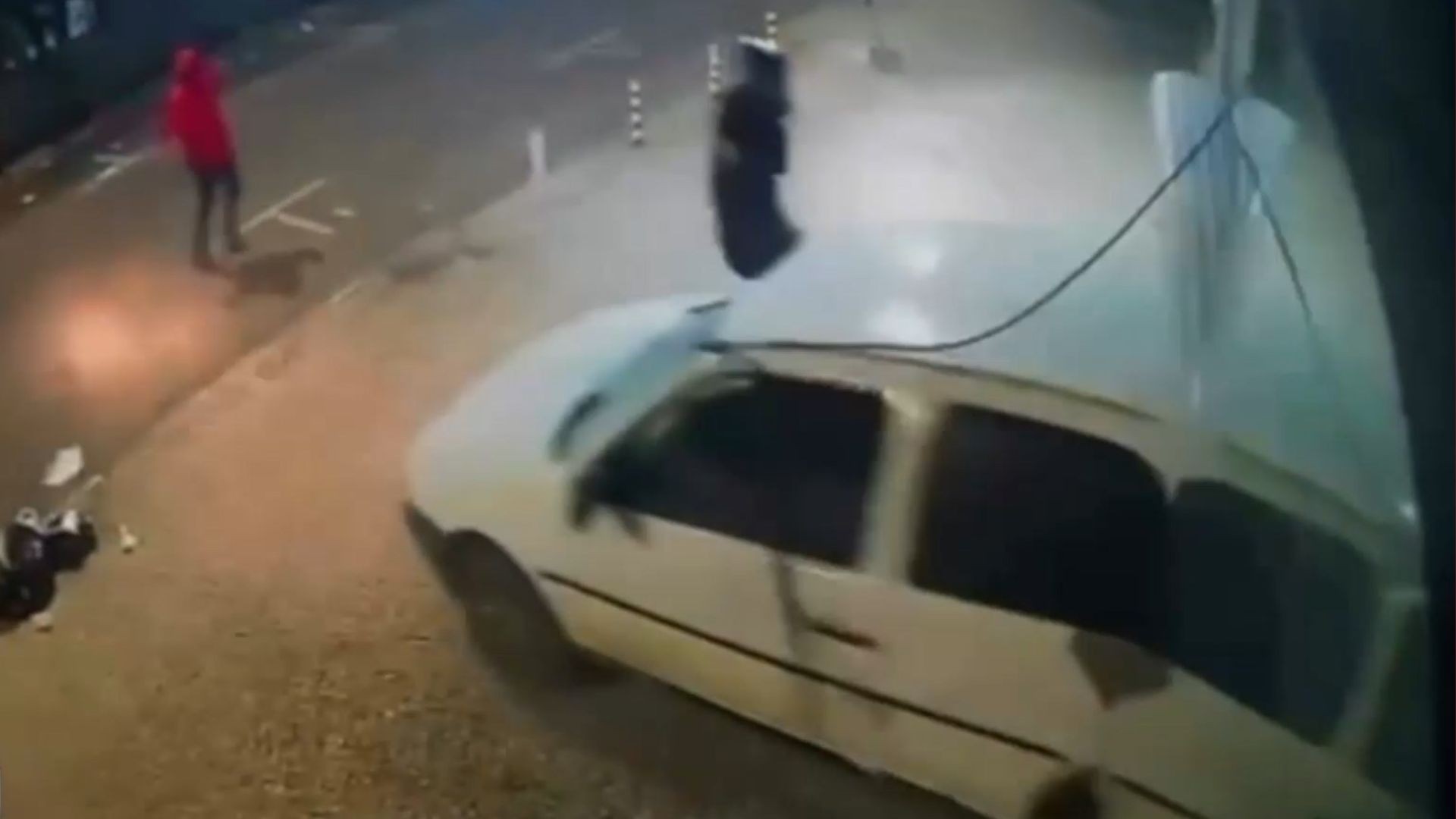 VÍDEO: Homens usam carro para arrombar loja e furtar mercadorias em Vila Velha