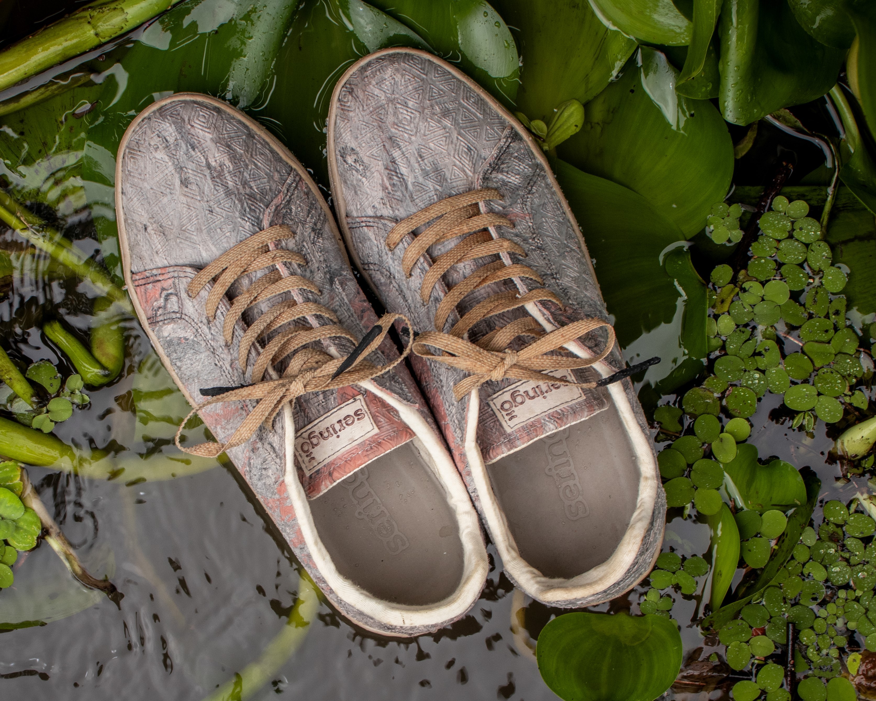 'Calçados da floresta': látex e caroço de açaí viram matéria-prima para sapatos sustentáveis feitos na Amazônia