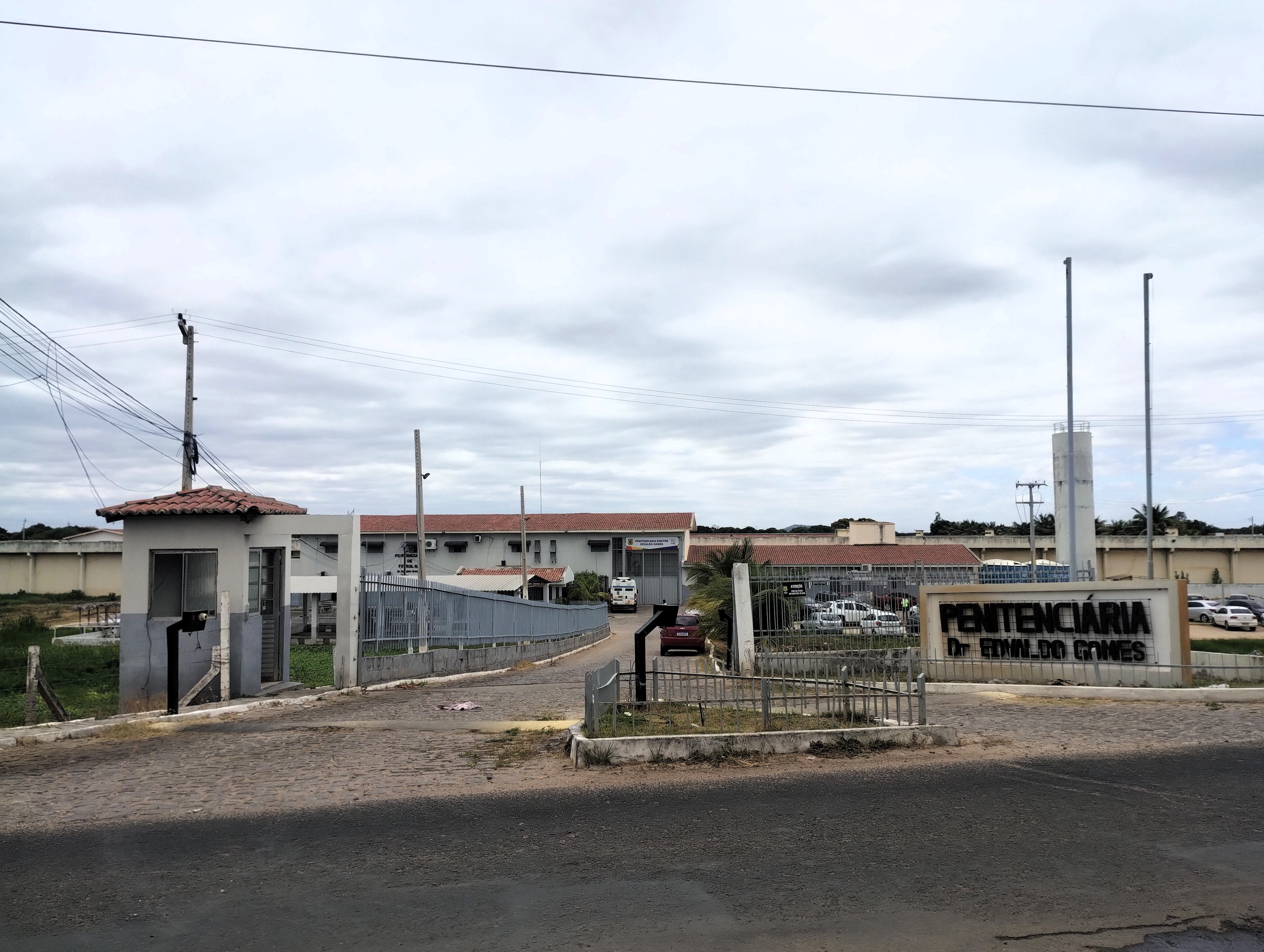 Operação da Polícia Civil cumpre mandados na penitenciária de Petrolina