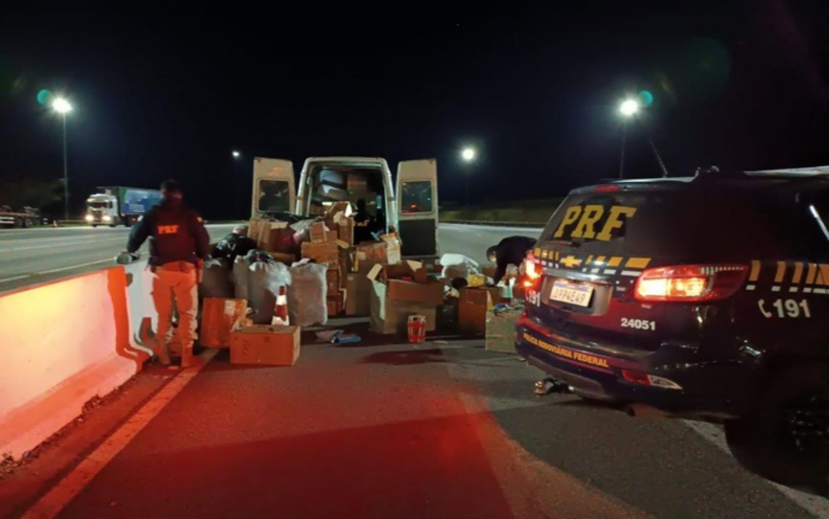 PRF apreende medicamentos para emagrecimento proibidos e mercadorias irregulares na Fernão Dias, em MG