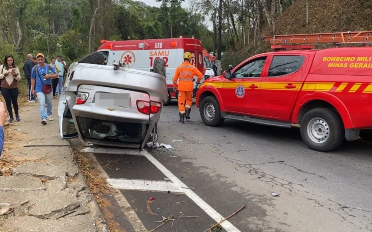 Passageira de táxi fica gravemente ferida em acidente entre 3 carros em Juiz de Fora