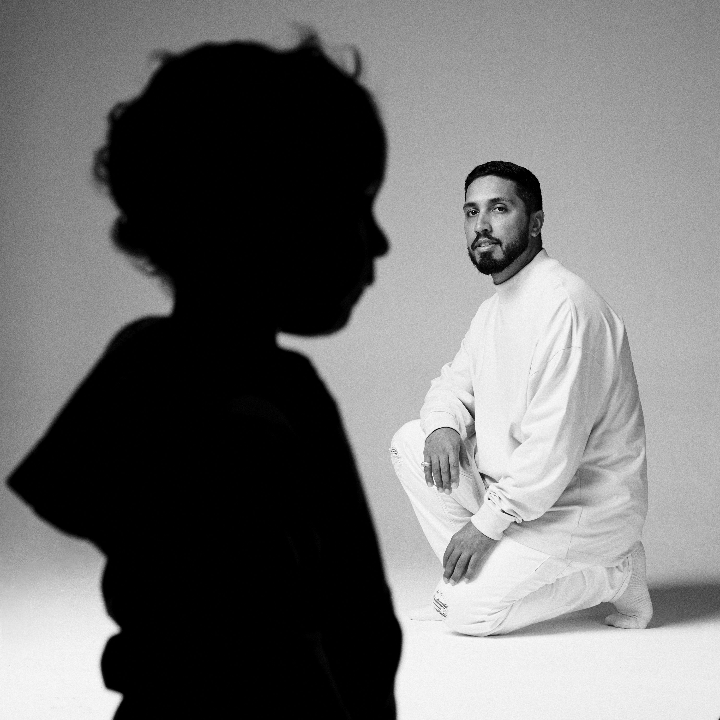 Rashid embala o filho Cairo na batida serena de rap-acalanto que anuncia o quinto álbum de estúdio do artista