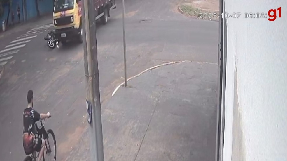 Acidente ocorreu em Campo Grande na manhã desta terça-feira (7). — Foto: Câmeras de segurança