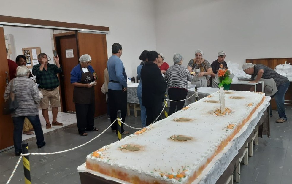 Bolo de Santo Antônio é feito todos os anos pelos voluntários da paróquia em Bauru — Foto: Anderson Camargo / TV TEM 