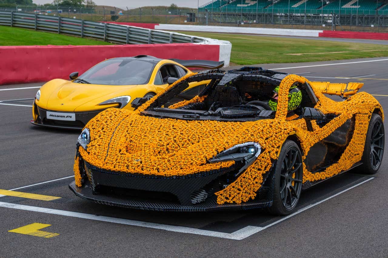 VÍDEO: McLaren P1 feita de Lego alcança 64 km/h ao ser pilotada por Lando Norris em Silverstone